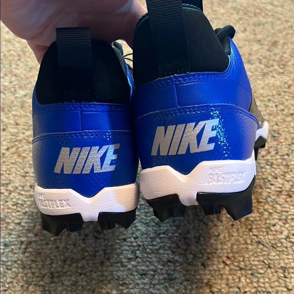Nike Blue and Black Athletic Shoes for Performance - Picture 5 of 8